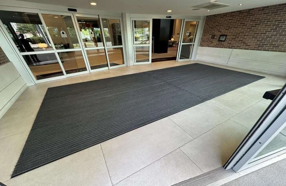 Completed entrance area after replacement and installation of the carpet inserts. Installed product: STANDARD 19/30 MM