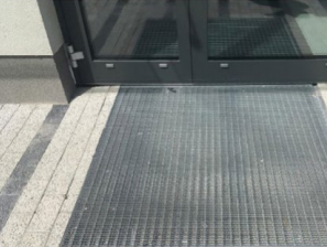 Eingangsrost am Gebäudeeingang