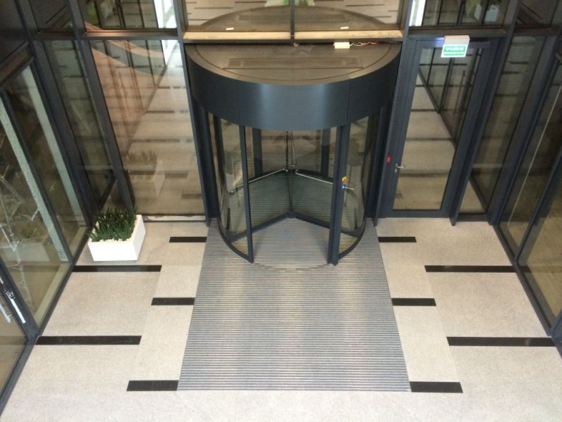 Der Eintrag ist mit einer Eingangsbereich gesichert, die in die Fliesen integriert ist, um die Fußböden zu schützen.