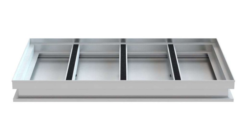 Fußabstreiferkasten ohne Ablauf. Das Material, aus dem der Fußabstreiferkasten hergestellt wurde, ist hauptsächlich Aluminium.