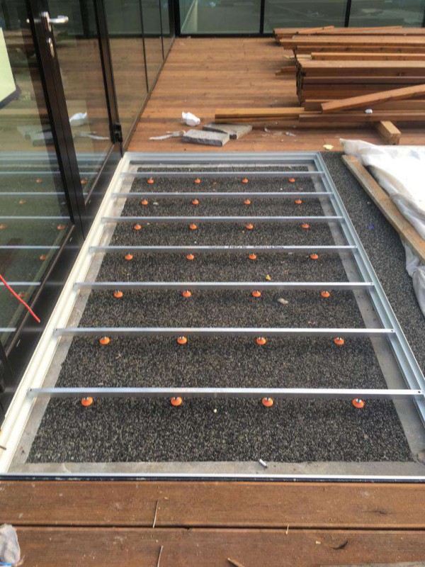 Fussabstreiferkasten für eine Ripsmatte auf der Terrasse vorbereitet. Die Ergebnisse unserer Tests zeigen, dass die Fußabstreiferkasten aus Aluminium besonders langlebig und effektiv bei der Schmutzentfernung sind.